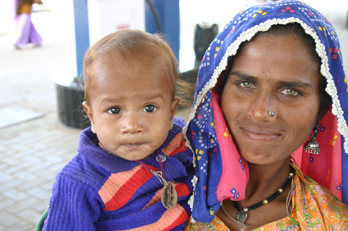Mendicante con bambino, India